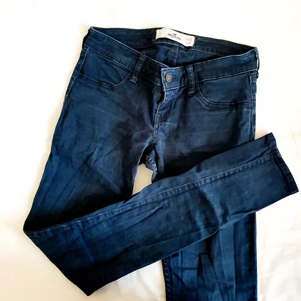 Säljer båda för endast 150kr! Bra skick! Köparen står för frakten, billigare vid köp av flera plagg 💙. Jeans & Byxor.