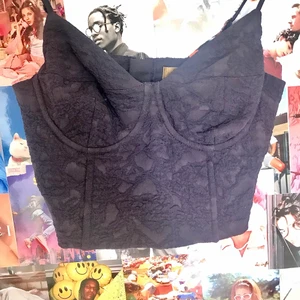 Bralette topp  - Y2k Bralette/topp från H&M i storlek 34. Tyvärr för liten för mig. Frakt tillkommer. 🥰