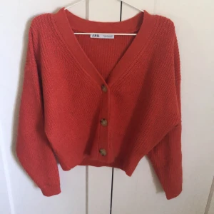 Kofta från zara storlek S - Kofta med knappar från zara. Storlek S, men ganska stor i storleken. Väldigt cool och utstickande färg!! Använd max 5 gånger. 