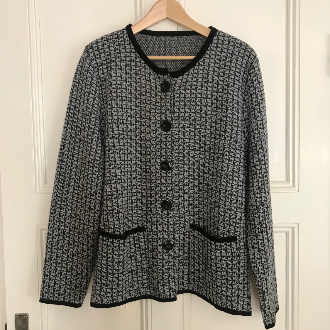 Mönstrad stickad kofta