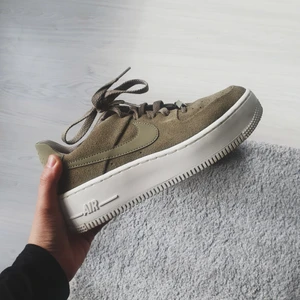 Nike Sportswear AIR FORCE 1 SAGE  - Nästan helt ny Nike Sportswear AIR FORCE 1 SAGE i färgen trooper/phantom. Den är i storlek 37,5 men är en halv storlek för liten i storleken och passar därför en som har 37. Använd utomhus 1 gång. Köptes på zalando för 1095, kvitto finns! 