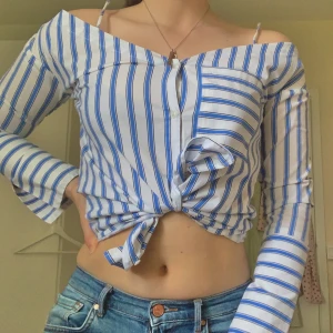 Blus från Mango - Säljer denna blus som jag köpte i Mango för ett tag sedan. Jag har inte riktigt använt den så den är precis som ny! Den är i storlek XS men passar även som XS :) 