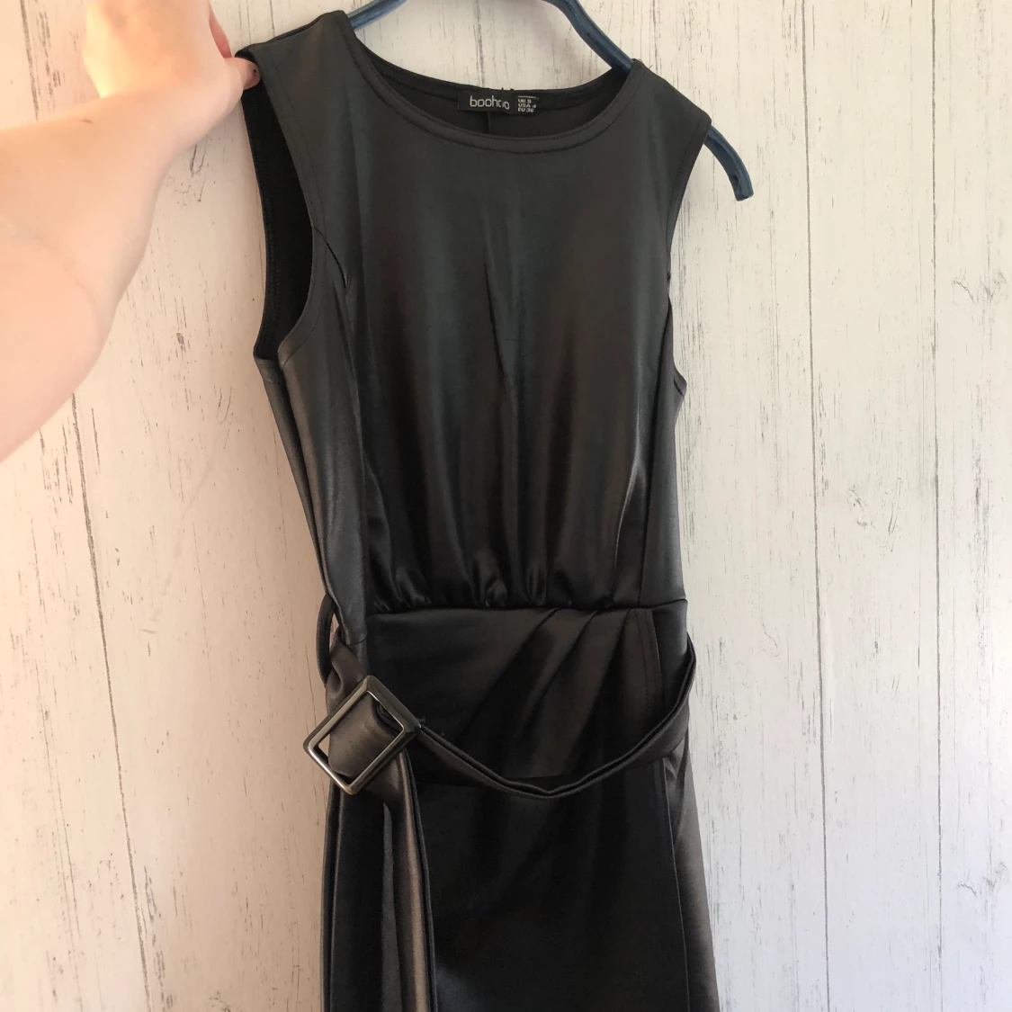 Figurnära klänning. - 90