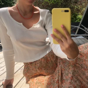 vit ribbad tröja - söt långarmad ribbad tröja från Gina Tricot! Strl S (köparen står för frakten)✨💖