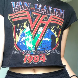 Croptop🧿🧿🧿🧿🧿 - En cool croptop från forever 21 med Van Haylen motiv. Storlek medium men passar mig som är xs-s. Säljer pga att den inte kommer till användning. 60kr + frakt💓