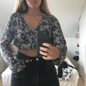 Croppad Snake pantern top - Snake skin top från HM divided