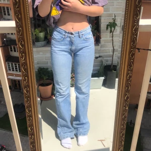Raka jeans - Säljer dessa superfina jeans från Lee, hoppas dem kan hamna hos nån som har mer användning för dem💘 dem är i storlek 27-33, fraktar eller möts upp⚡️ jag är 163 cm och på mig är dem väldigt långa. Högsta bud 500
