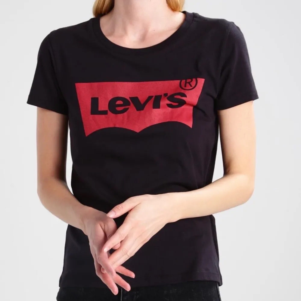 Levi’s t-shirt. Storlek S, köpt på Levi’s hemsida. Köpt för 249. Buda på🥰. T-shirts.