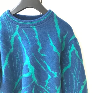 stickad tröja - världens finaste stickade tröja💙 krympte tyvärr i tvätten så sitter inte riktigt som jag vill på mig länge:/ färgen syns bäst på första bilden.                Bud på 240kr (tänker sälja ganska snart så skriv snarast om ni vill buda högre) 