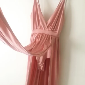 Klänning - Bilderna gör de inte rättvisa, använd endast en gång på en bal, dubbel slits, bekväm att ha på sig