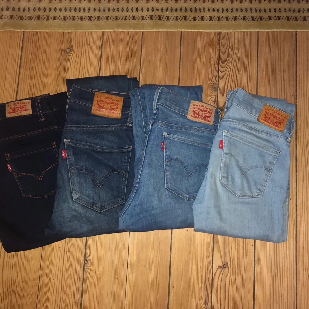 4st Levis jeans, skriv vilka du är intresserad av så får du bättre bilder på just dom!!💕 dom två i mitten ligger på 200kr och de andra 250kr. Jeans & Byxor.
