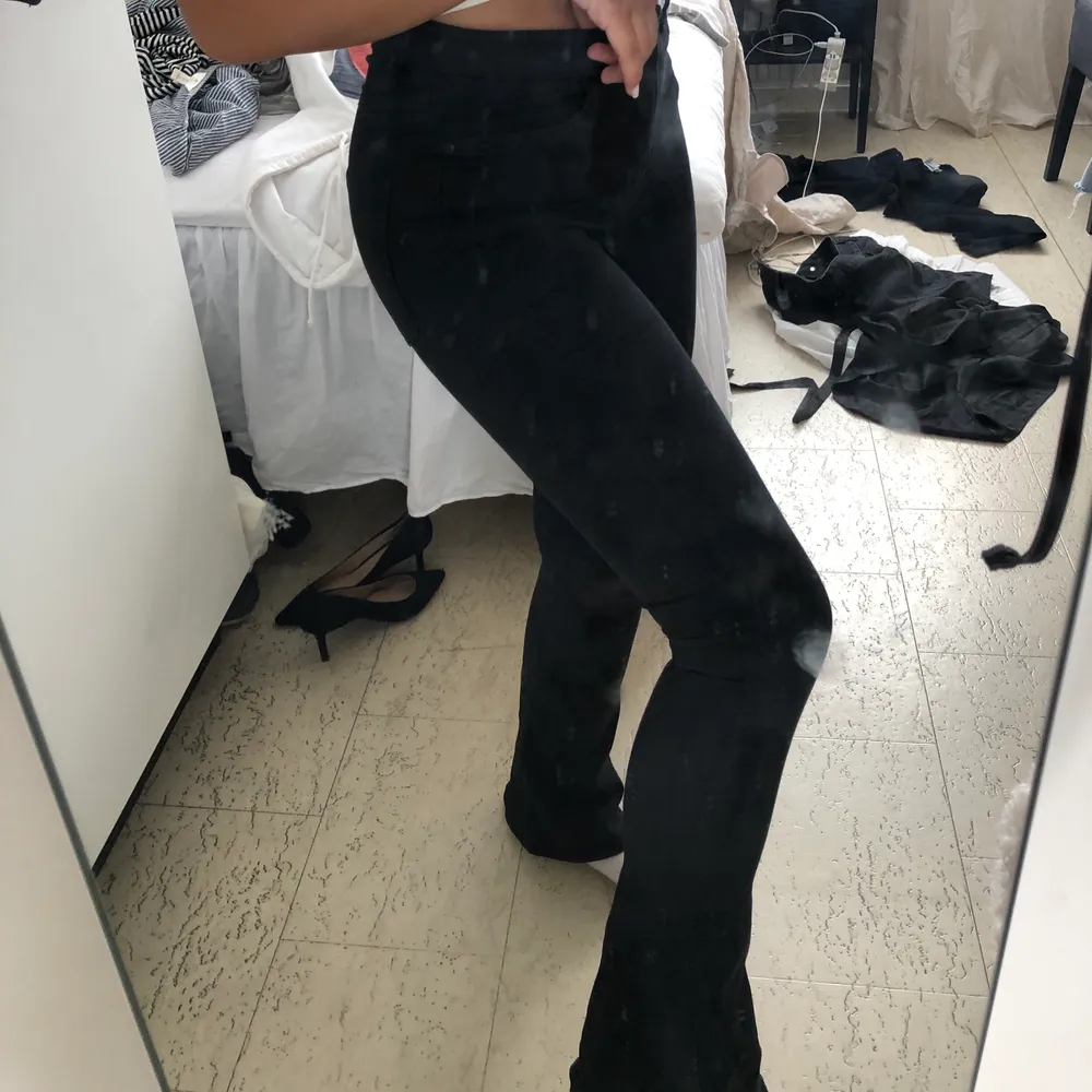 Grymt snygga svarta bootcut jeans köpta ifrån Gina Tricot några år sen! Nästintill helt oanvända! Hör av er vid fler frågor eller bilder ❤️❤️. Jeans & Byxor.