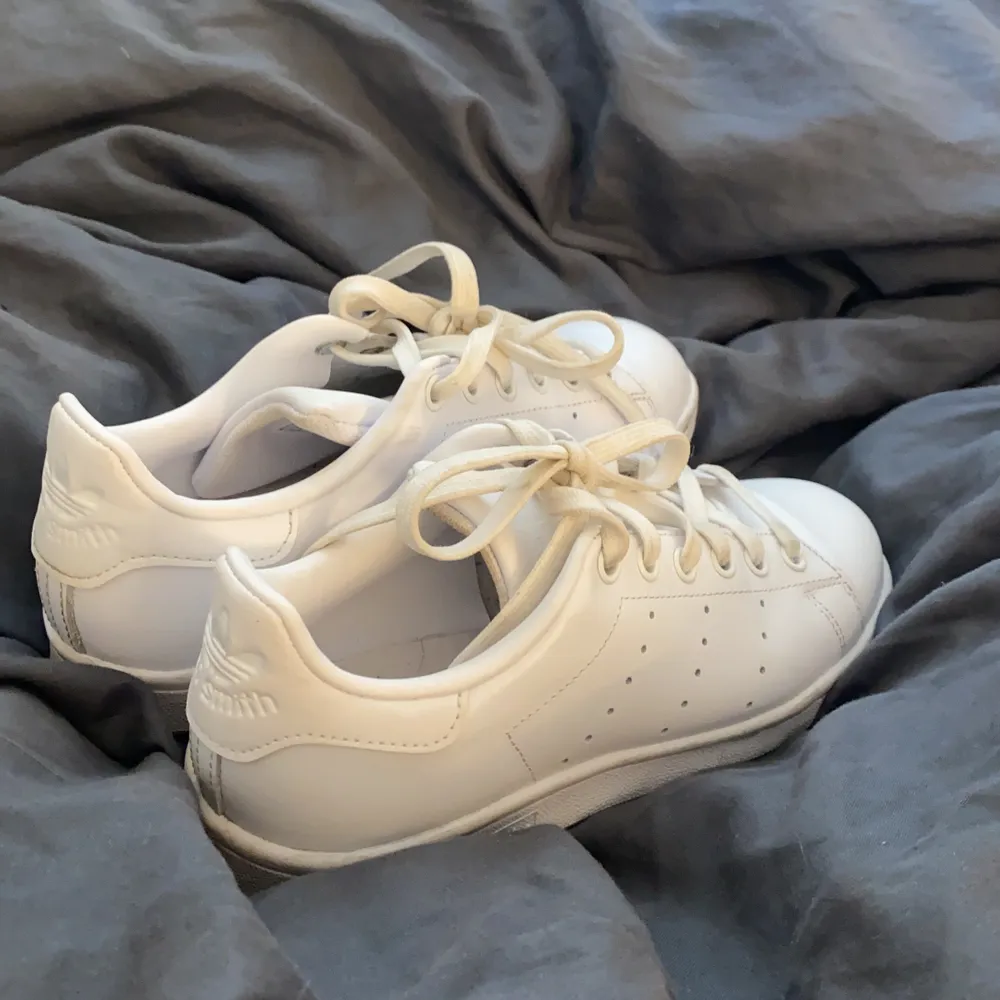 Knappt använda helvita Stan Smith 👟  Köpta för ca 700kr FRIFRAKT😃👍 #originals   #adidas. Skor.