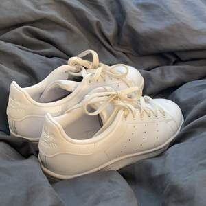 Knappt använda helvita Stan Smith 👟  Köpta för ca 700kr FRIFRAKT😃👍 #originals   #adidas