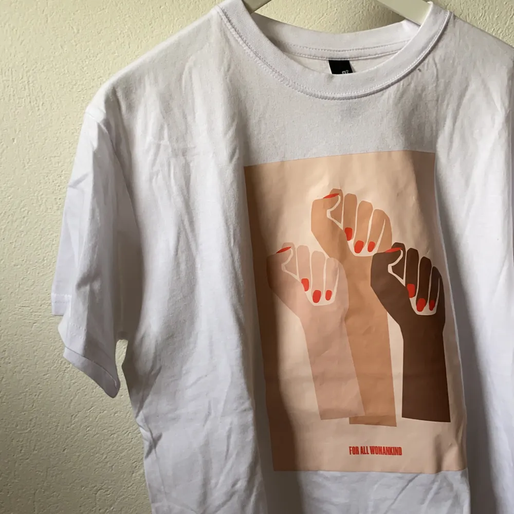 Köpt av ett uf företag, jätteskönt material, lite oversized med text: for all womankind . T-shirts.