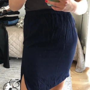 Kjol med slits  - Kjol från beyond retro med slits på sidan.