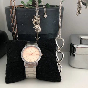 Silvrig klocka - En silvrig klocka med fina detaljer. Batterier ingår ej. Frakt 35 kr