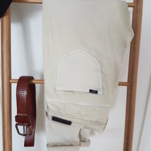 Ljusa LEE jeans - Ljusa jeans från LEE. De finns lite små fläckar men jag har ej tvättat dom när bilderna togs. Har tvättat dem mycket sparsamt under tiden jag ägt dem men tvättar dem en gång innan de säljs. Självklart utan sköljmedel. :) frskt ingår!