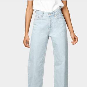 Säljer ett par wideleg jeans från Junkyard i storlek 26. Helt i nyskick förutom att en av byxhällorna är trasiga (där man för igenom ett skärp). Kan mötas upp i Umeå men annars står köparen för frakt✨🧚🏻💖 kontakta om du vill ha mer bilder!