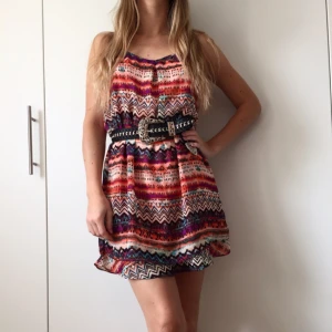  - Somrig klänning i storlek M, passar dock bättre en S. Jag är själv XS och tycker den är lite för stor. Liten volang längst ner och sjukt snygg rygg. Endast använd 1 gång. Köpt i USA så sällsynt i Sverige :) (Skärpet medföljer ej)