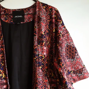  - Kimono/jacka/grej från Monki. Köpte den för snart 3 år sen tror jag men den har bara hängt i garderoben. Använd max 2ggr. Tycker jättemycket om den men den kommer nog tyvärr bara fortsätta hänga på en galge i garderoben. Den är i storlek S men passar typ egentligen allt mellan S-L beroende på hur man vill att den ska sitta då den är ganska loose fit :)
