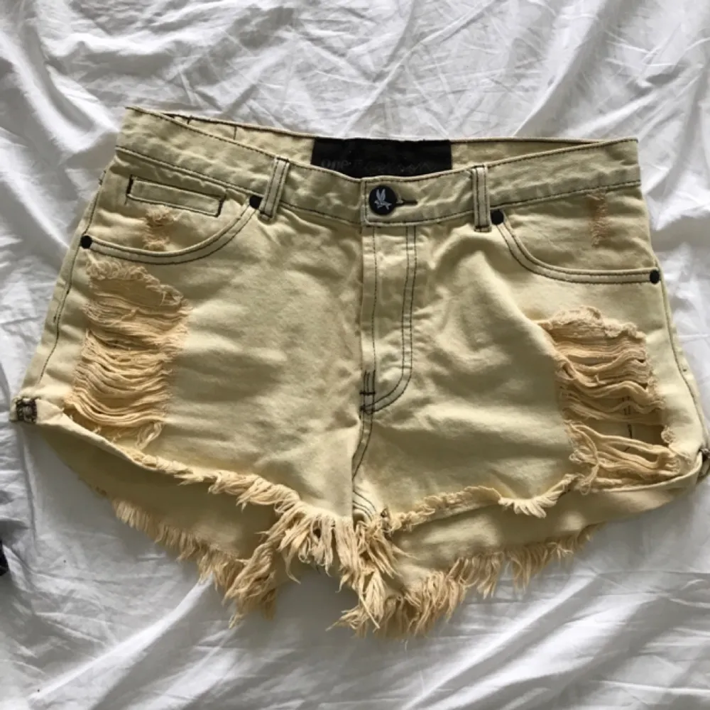 One Teaspoon ljusgula slitna jeansshorts. Passar en 38/40. Shorts.