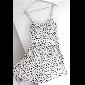 Superfin vit klänning med rosetter från H&M. Använd en gång, mycket fint skick!! 