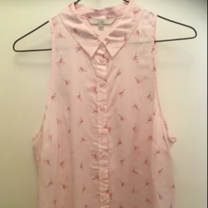  - Supergullig tunn ärmlös blus.  Tyvärr aldrig kommit till användning. 