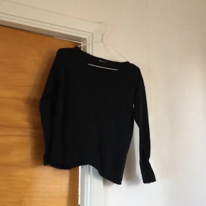  - Mysig svart tröja från gina tricot.