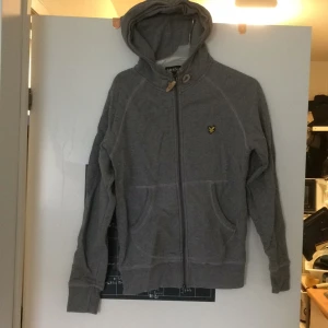  - En Lyle&Scott hoddie i lite mörkare grå. 