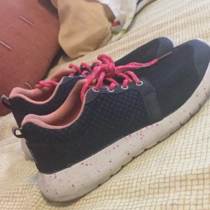  - Jätte fin sport skor, helt nya som ni ser! Jätte bekväma och snygga 