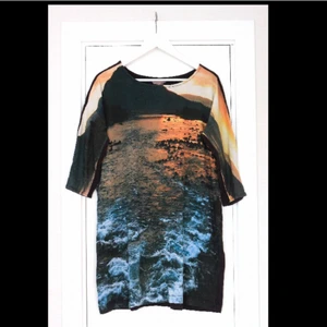  - Snygg svart mönstrad klänning från H&M Trend i härliga färger. Använd en del men fortfarande i mycket fint skick!! 