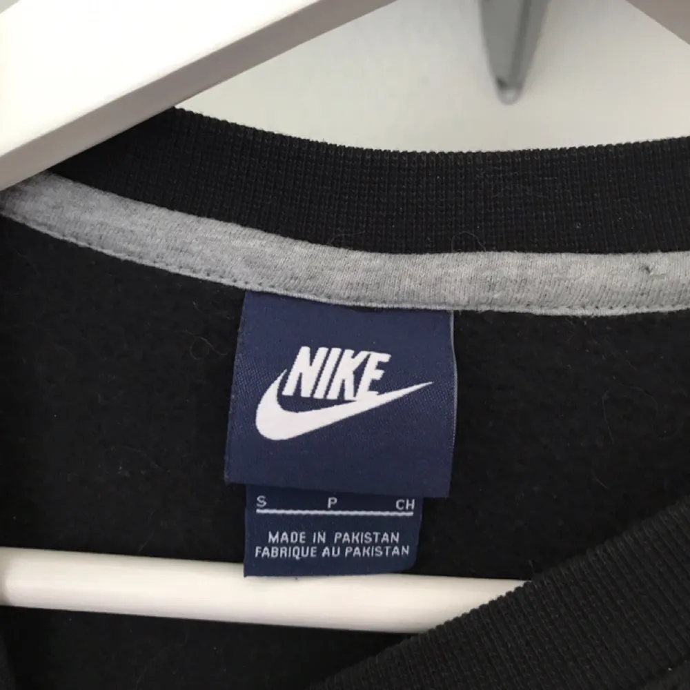 🌼 Tröja från Nike 🌼 Köptes på herravdelningen i storlek S och skulle säga att den är i M i damstorlek. Knappt kommit till användning så den är i väldigt fint skick och helt rökfri!. Hoodies.