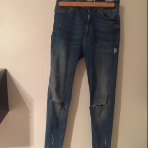  - Hej!  Säljer mina distressed jeans, snygg passform, hög i midjan och stretchiga men ger ändå en äkta jeans känsla!   Storlek 36  Frakt betalas av köparen