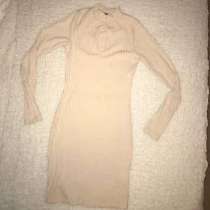  - Beige klänning, använd vid ett tillfälle 