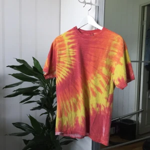  - Batikad T-shirt med text på ryggen. Secondhand. 