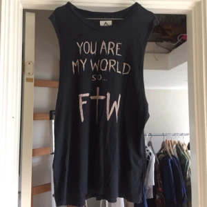  - Längre topp från märket Unif med tryck. Storlek M. 