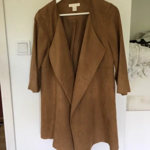  - Fin mockajacka från hm, helt oanvänd. Passade inte mig tyvärr! Vem bär upp denna fina? :)