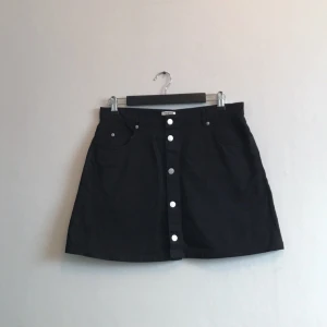  - Svart jeanskjol från weekday. Aldrig använd då den är för stor, så hoppas någon plickare kan ge den rättvisa! 