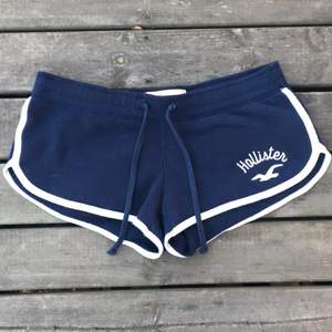 Supersnygga och sköna mjukisshorts från Hollister! Använda några få gånger men är i väldigt gott skick. Nypris 218kr, mitt pris är 100kr + frakt🌸