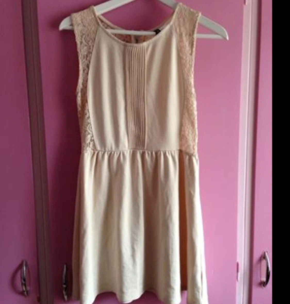 Klänning från HM, spets i ryggen. Knappt använd. - 1382916423