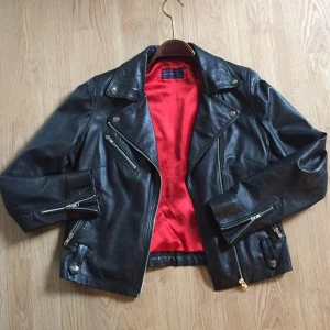  - Skinnjacka med rött foder från Rock N blue, nypris: 2500  Är megaförtjust i denna jacka, men säljer den för att den är för liten. Stl 38, men skulle säga att den sitter bäst på en storlek 36. Beroende på hur man vill att den ska sitta. Den saknar det där klassiska bältet läderjackor brukar ha, men är fin ändå.  Köparen står för frakten. 