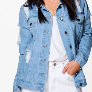  - Säljer en helt ny jeansjacka som är extremt "ripped". Taggarna sitter fortfarande kvar och storleken är normal. Vid snabb affär bjuder jag på frakt :)