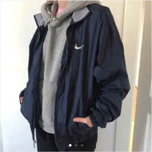  - Nike vindjacka. Jätte bra skick. Jackan går att använda som oversize, personen på bilden är en s. 220kr. 