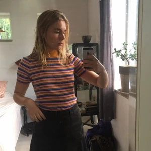  - Ribbad randig, lite glittrig, mysig t-shirt med lite polo från asos. Använd 3 ggr ish! Kan mötas upp runt om i Gbg eller så står köpare för frakt⚡️💫✨