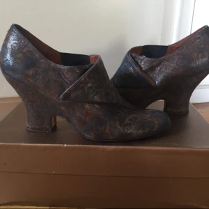  - Storlek 37 En riktig statement sko från Audley. Tillverkad av 100% skinn. Använda mindre än 10ggr Nya klackar ingår.  Kan mötas upp i centrala Uppsala. Vid försändelse tillkommer frakt. Varan ligger ute på andra sidor/appar också.