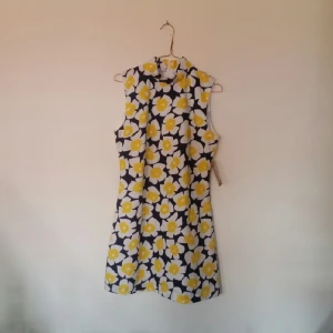  - 🌻 fin klänning som tyvärr bara hängt på en galge, önskar därför att den kan få ett nytt hem. köpt i våras på pop-boutique i gbg. nypris 350, lapp finns kvar. finns ingen angiven storlek men passar för någon med storlek S-M.