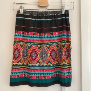  - Kjol från Gina tricot med pärlbroderier. Några pärlor har lossnat men det syns bara när man tittar nära. Hämtas vid Medborgarplatsen eller skickas mot fraktkostnad.