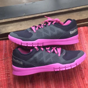  - Helt nya, aldrig använda träningsskor från Reebok! Beställda från Sportamore. Snygga och sköna.