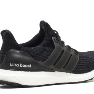  - Säljer ett par Ultra boost som var för små⛹🏽 Perfekta för att både springa i eller ha som vardagssko. Nypris 1799 men mitt är 1200😇 Kartong och lappar finns kvar